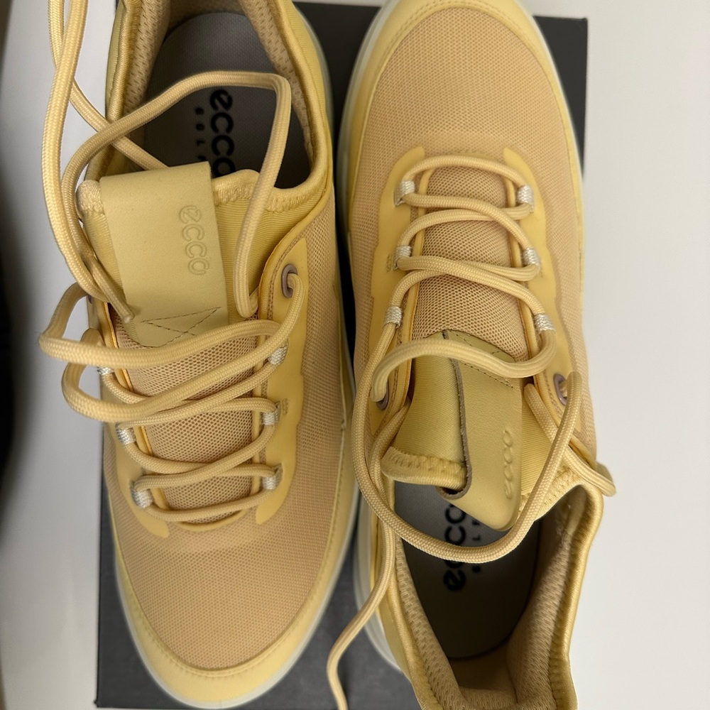 NEW! WOMEN’S ECCO SNEAKERS  Size EU  40. US 9-9 1/2 never worn, light yellow